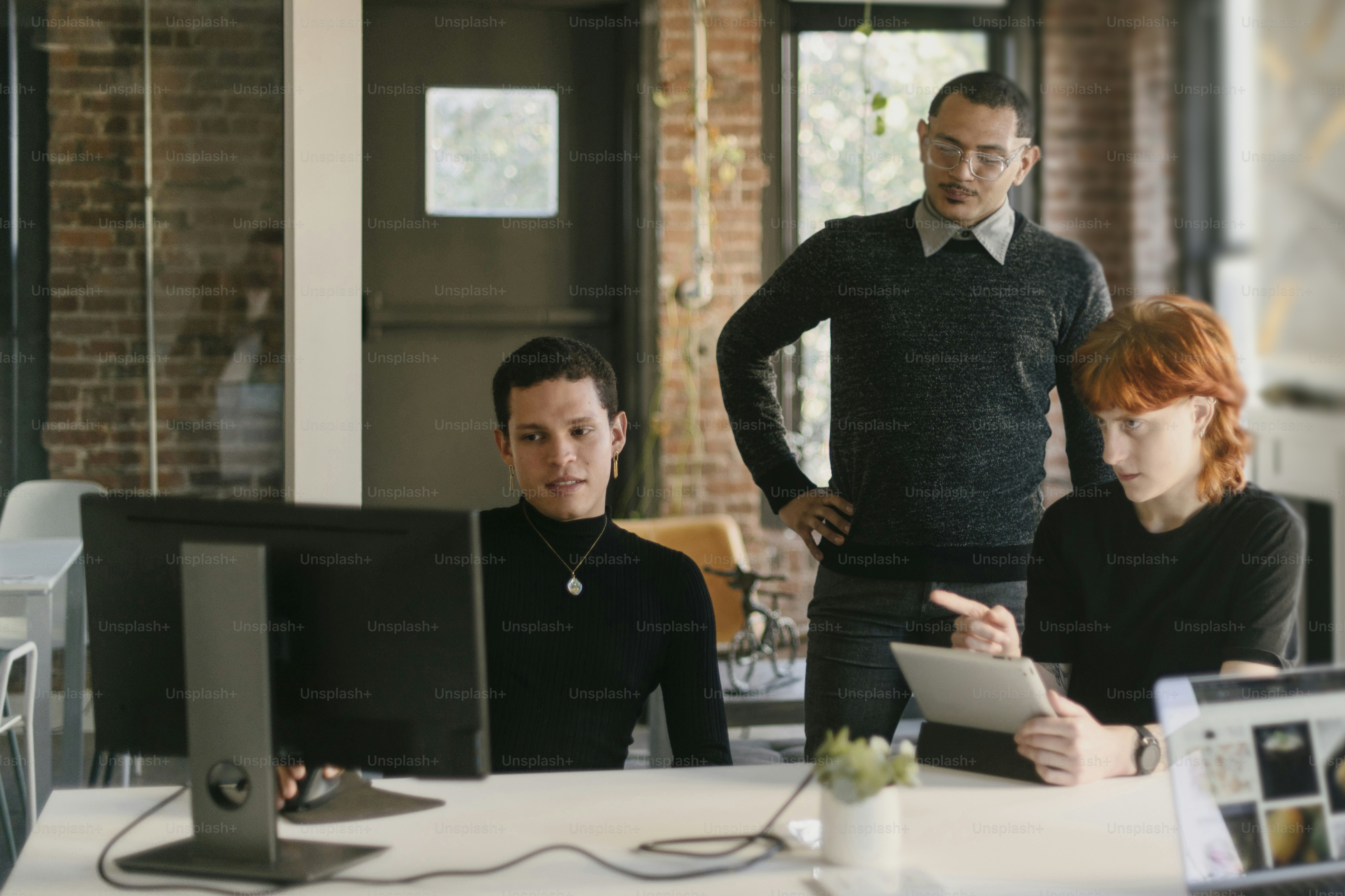 Un grupo de personas sentadas alrededor de una mesa blanca