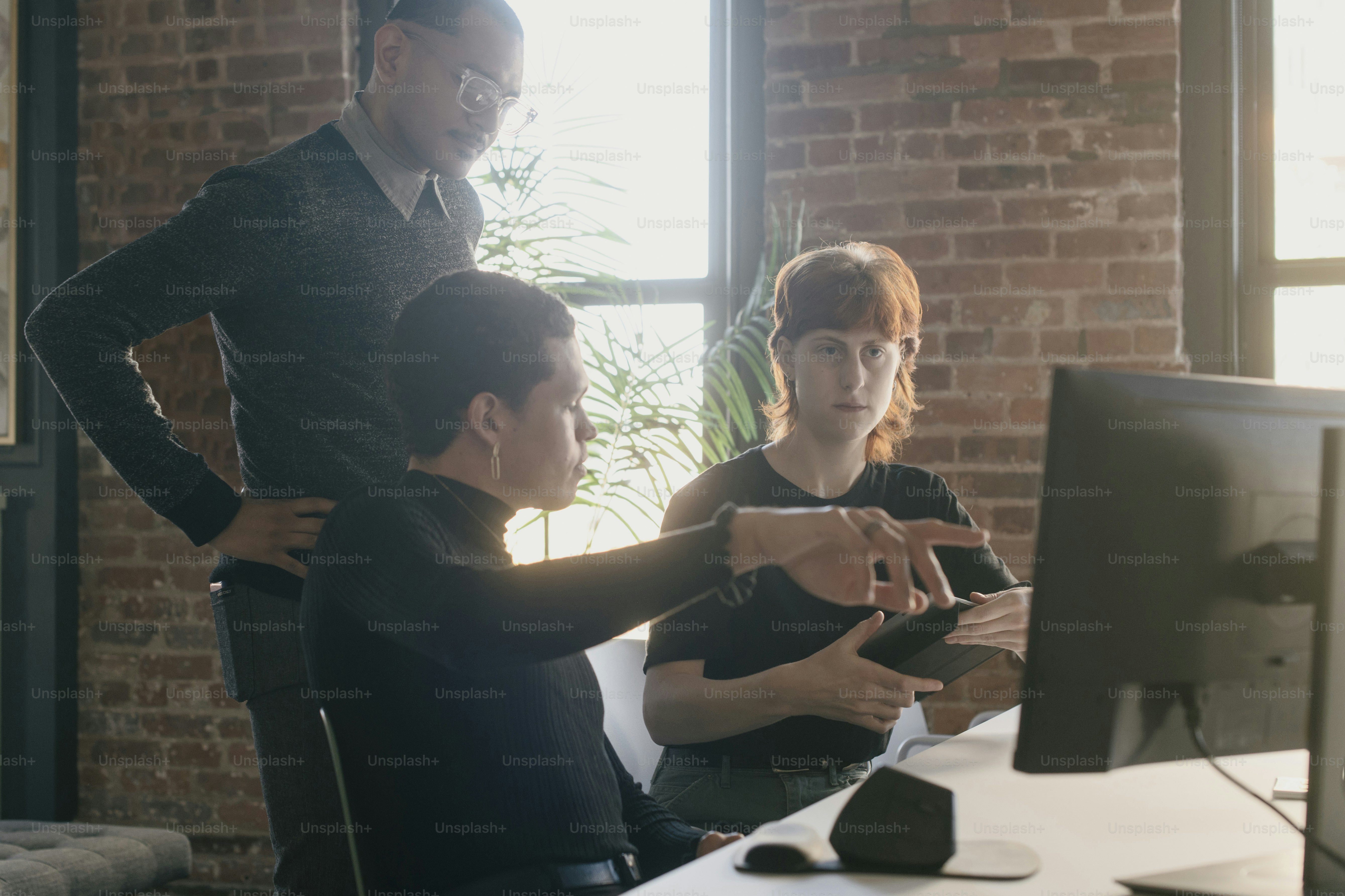 Un hombre y una mujer mirando la pantalla de una computadora