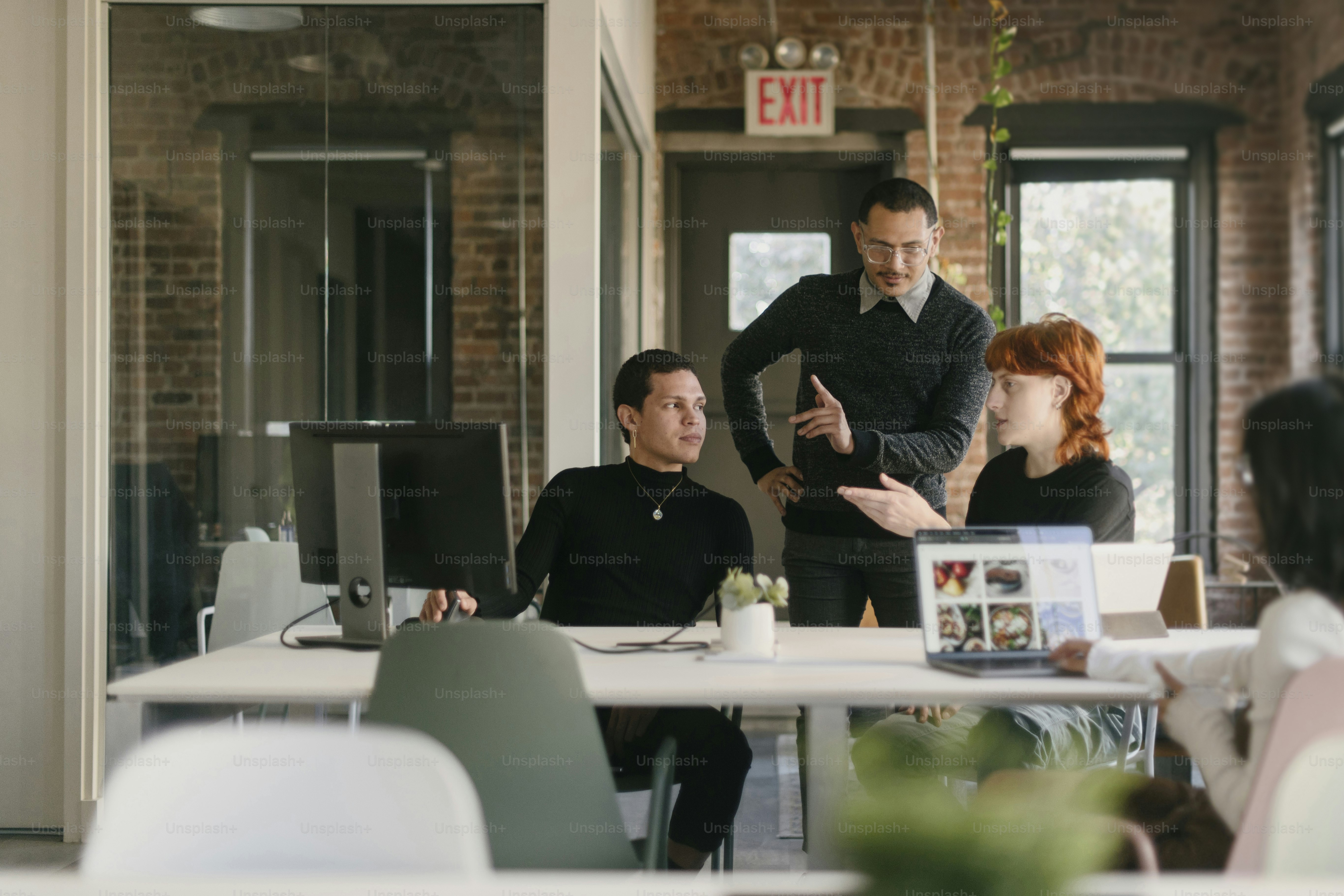 Un grupo de personas sentadas alrededor de una mesa blanca