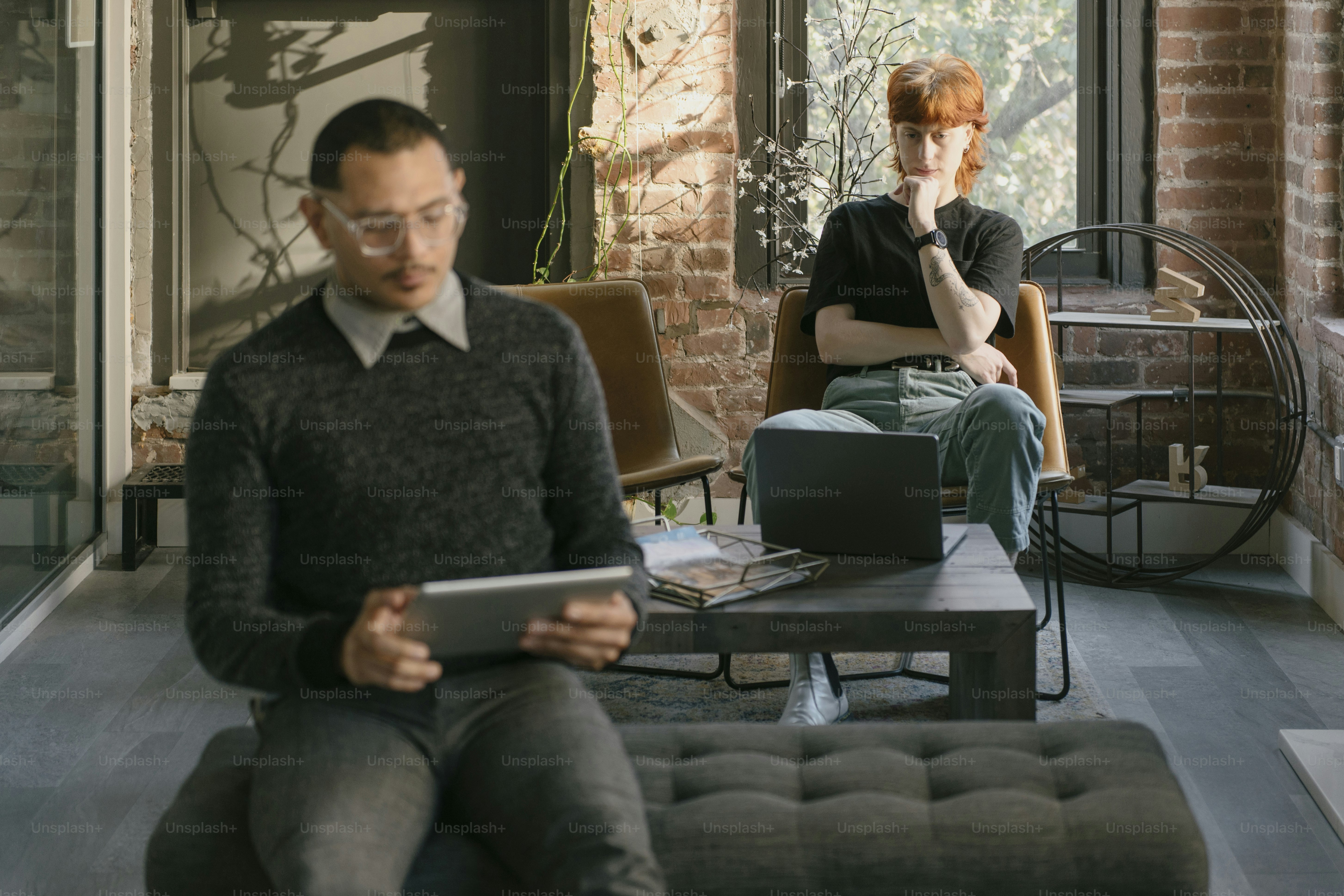 Un hombre y una mujer sentados en una sala de estar