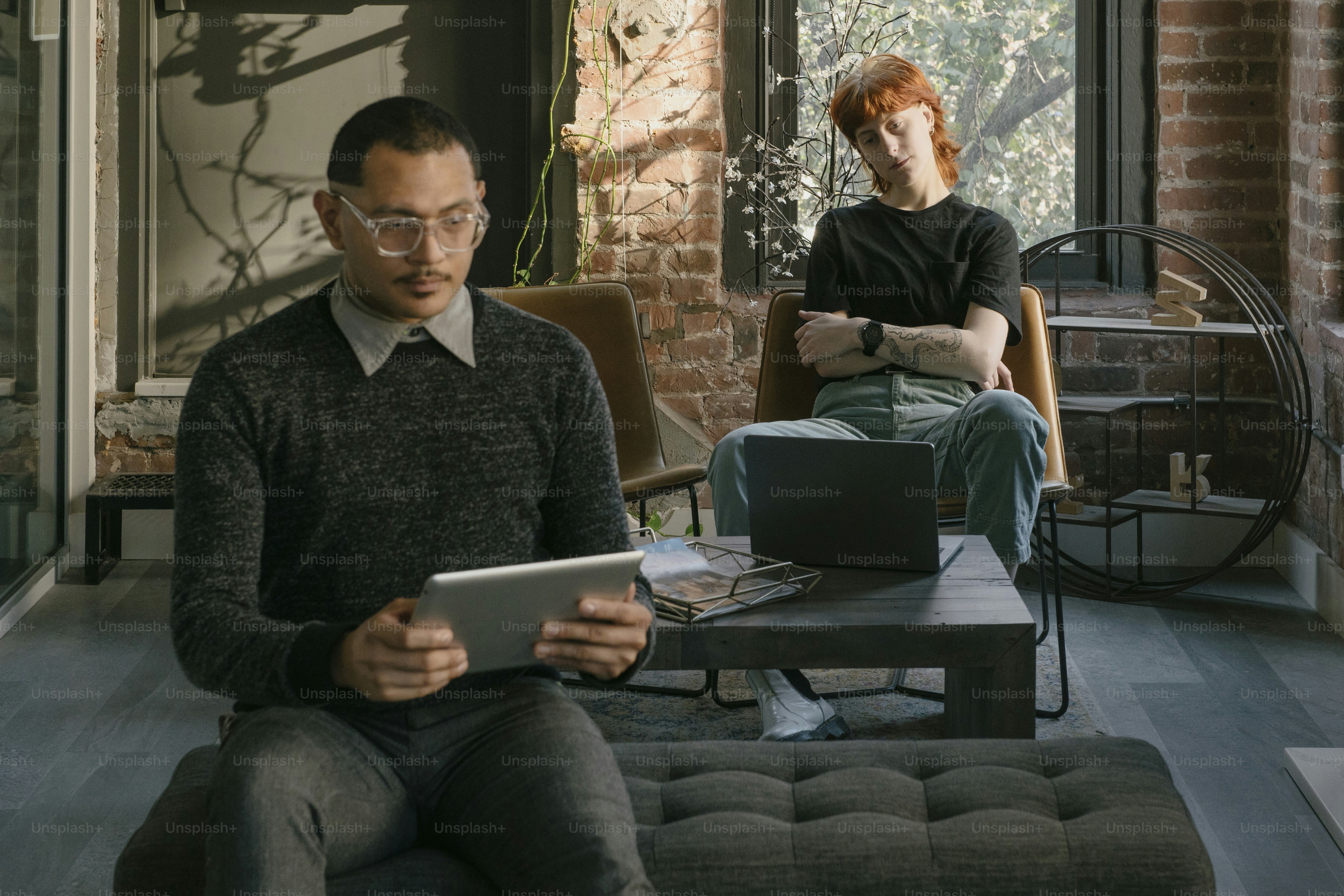 Un hombre sentado en un sofá usando una tableta