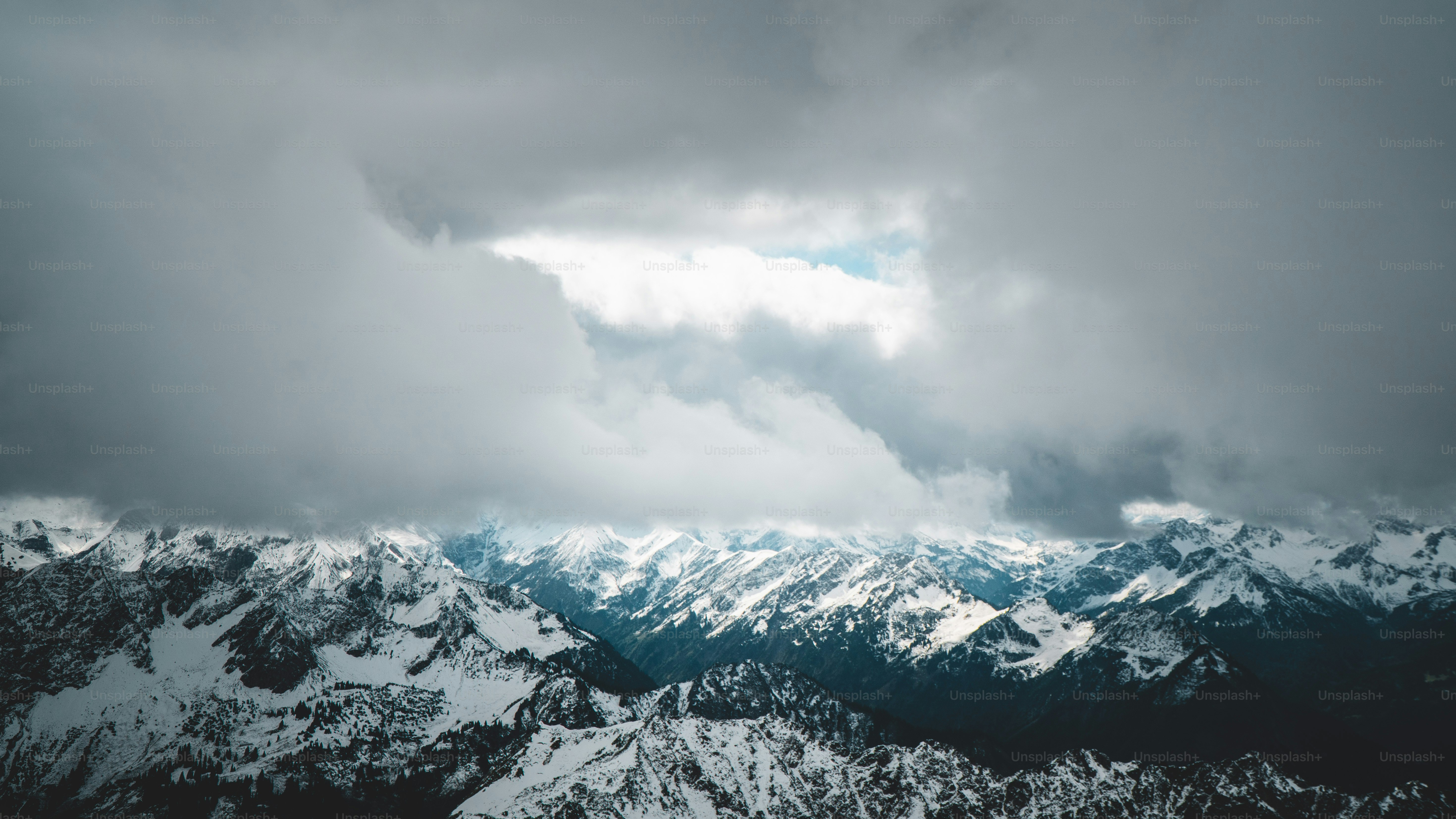 Una vista de la cima de una cadena montañosa bajo un cielo nublado