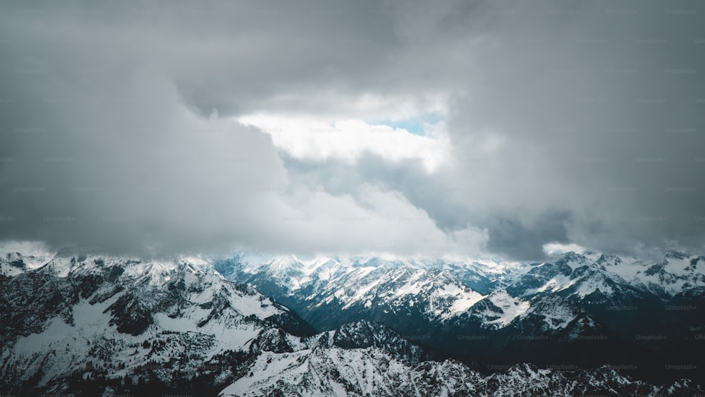 Una vista della cima di una catena montuosa sotto un cielo nuvoloso