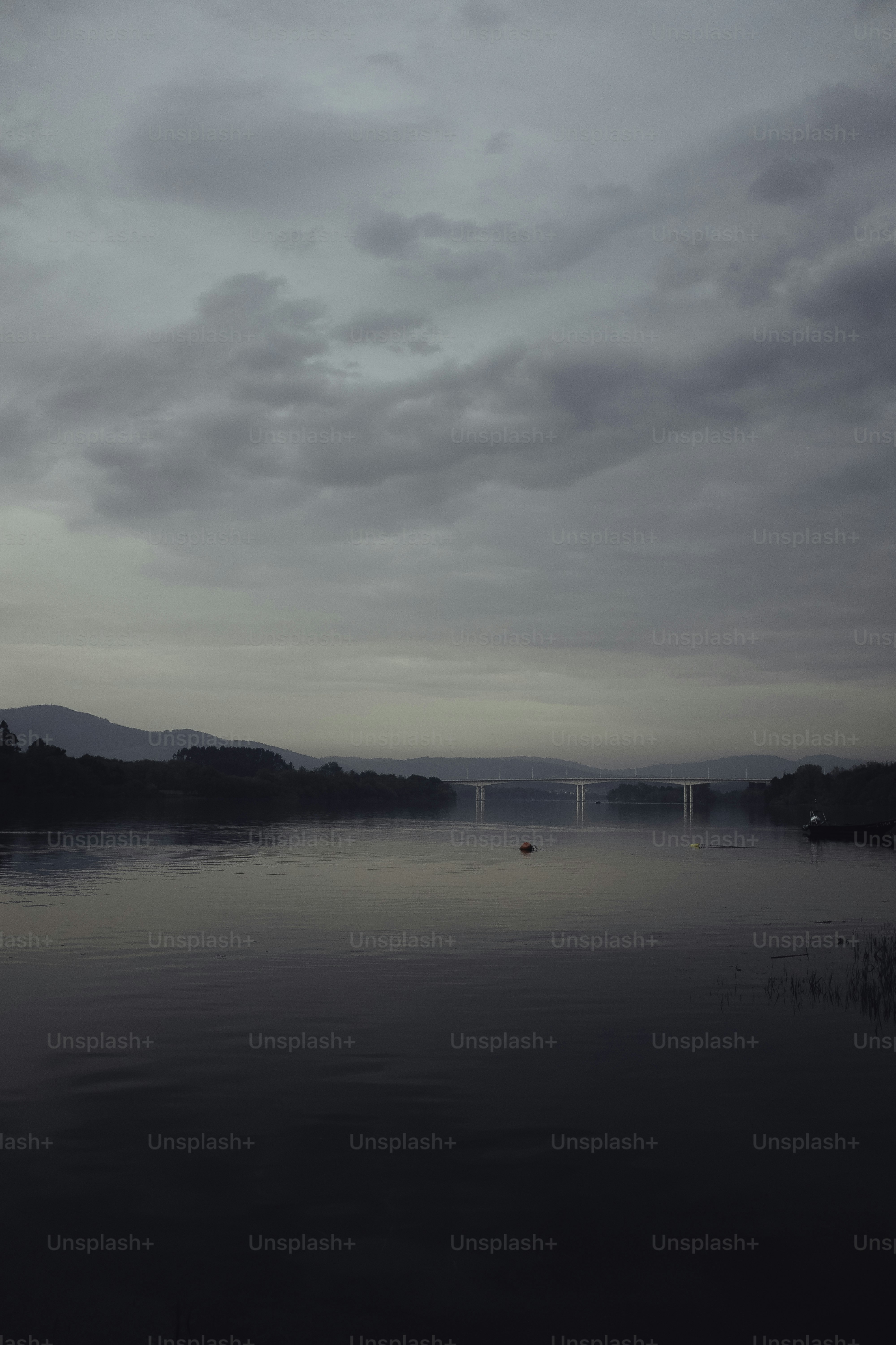 um corpo de água com um barco à distância