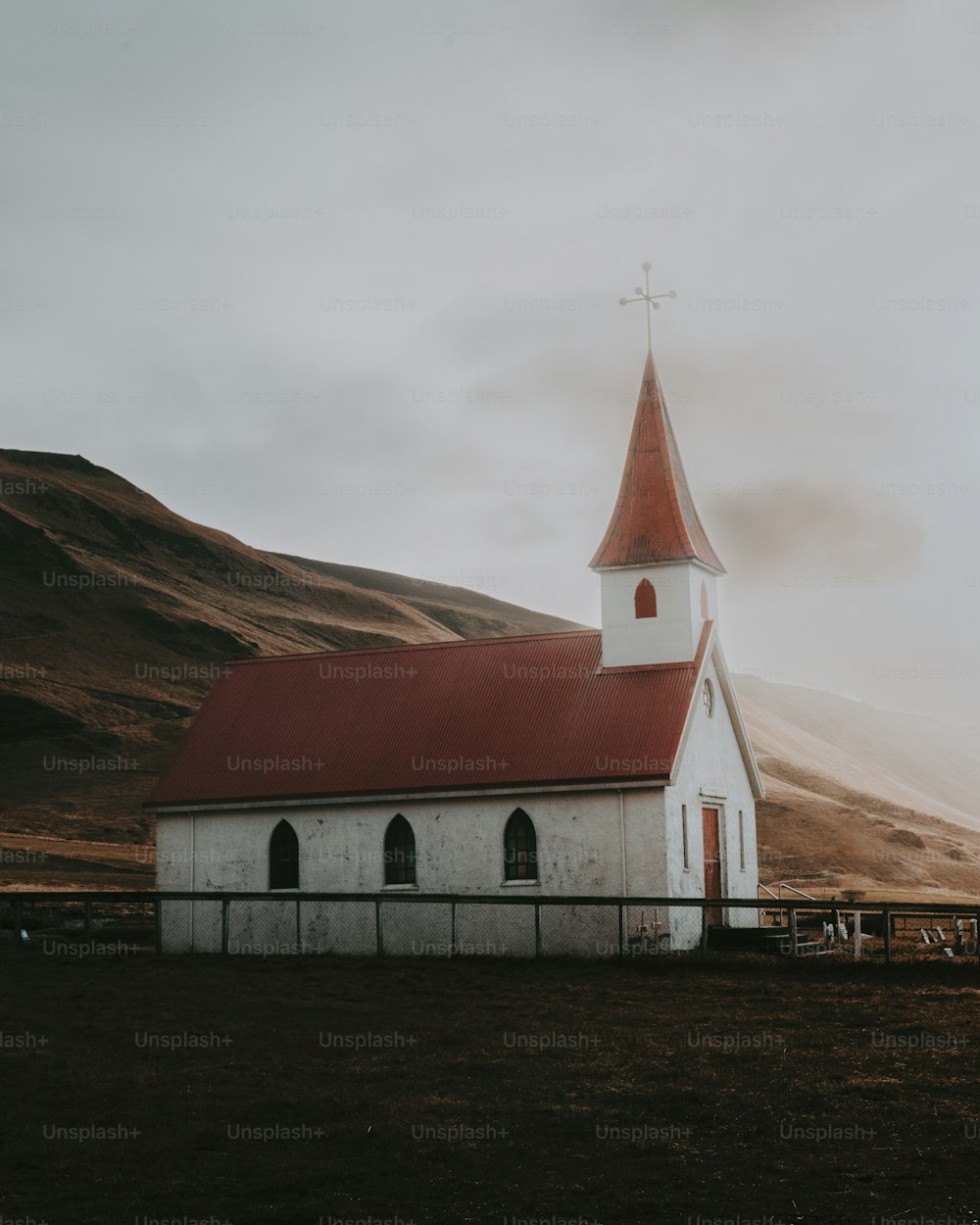 eine weiße Kirche mit rotem Dach und Kirchturm