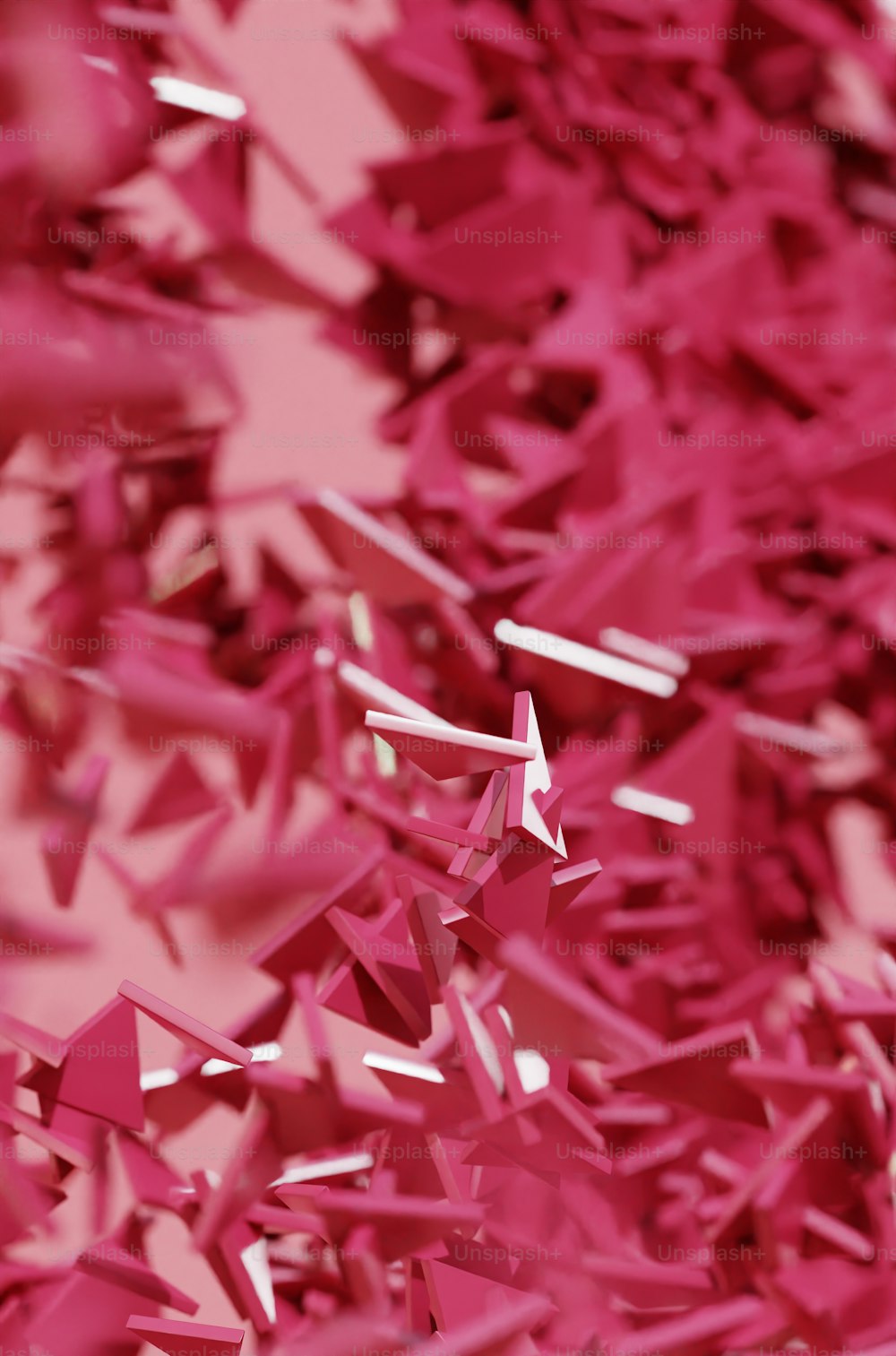 ピンクの背景にピンクの紙吹雪の束
