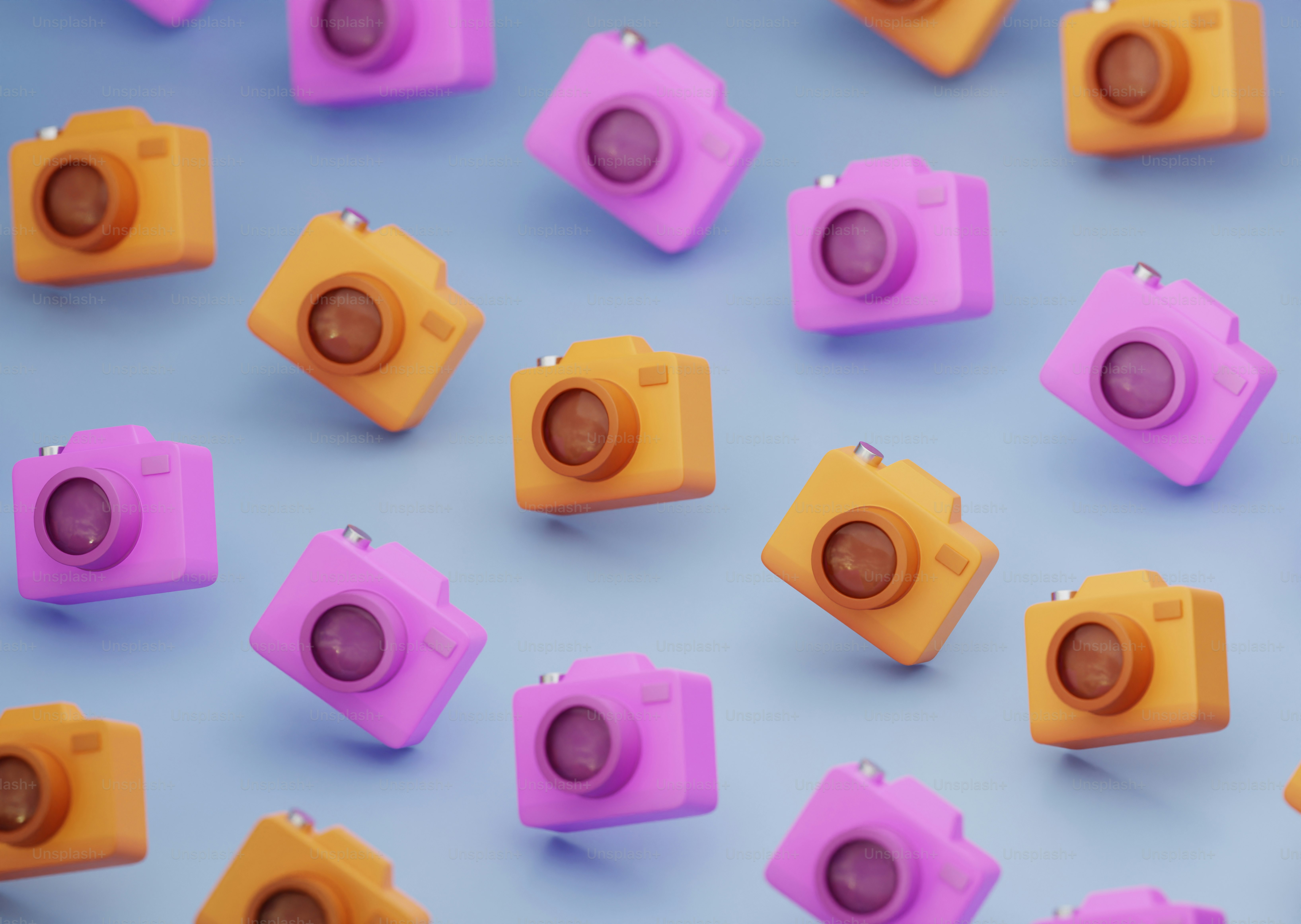 Un primo piano di una telecamera su una superficie blu