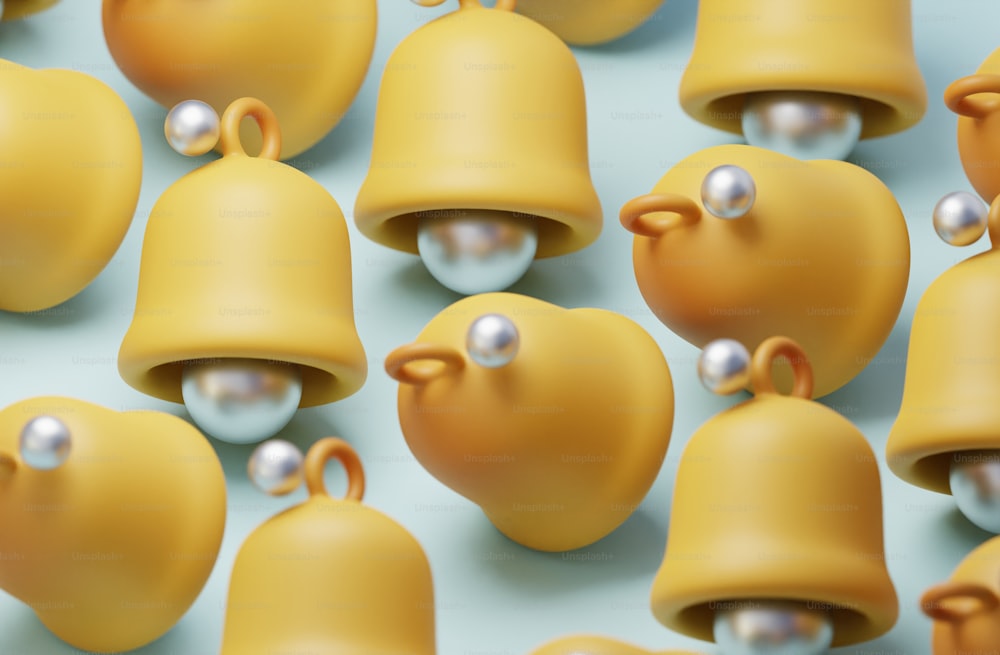 un groupe de clochettes jaunes avec des perles dessus