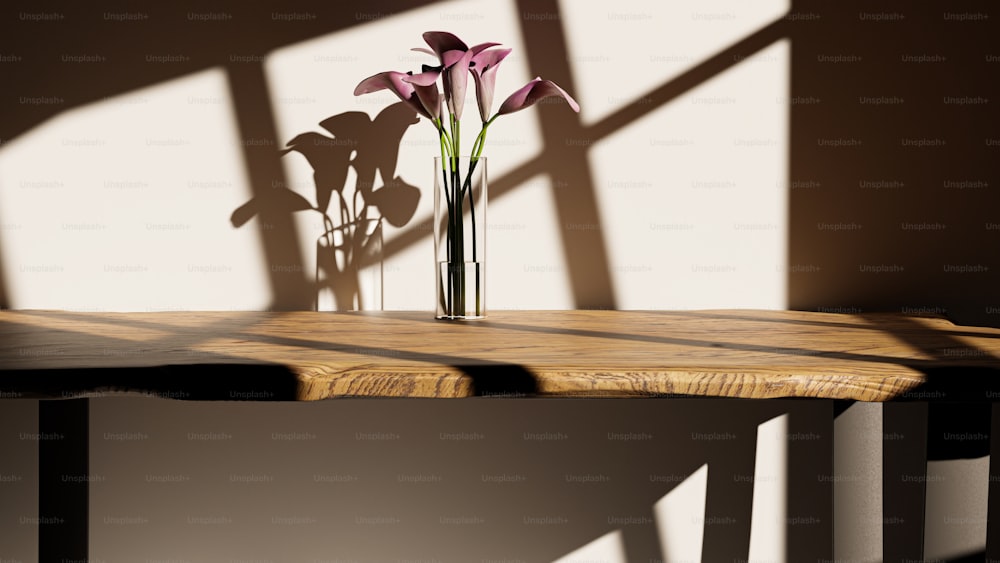 uma mesa de madeira com um vaso de flores em cima