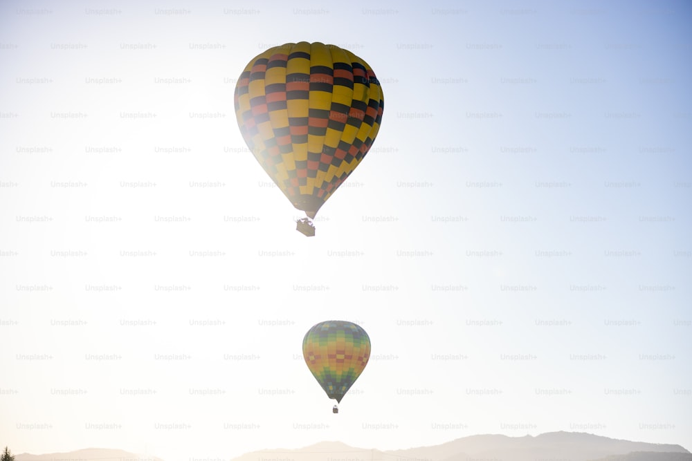 Zwei Heißluftballons fliegen am Himmel