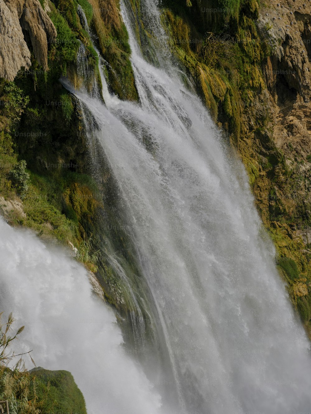 una grande cascata con molta acqua che esce da essa