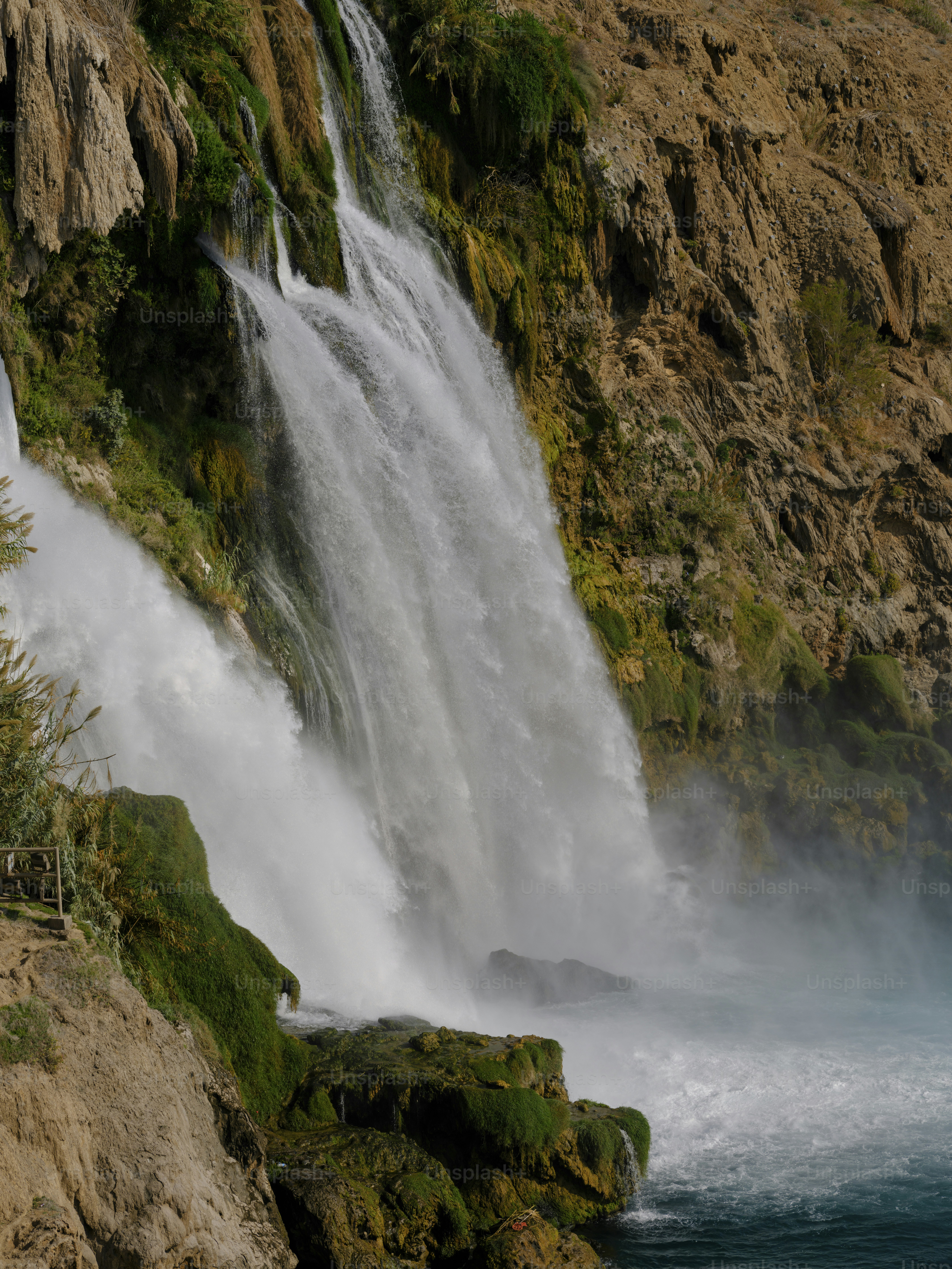 una gran cascada con agua saliendo de ella