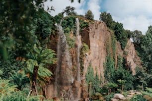 um grupo de pessoas em frente a uma cachoeira