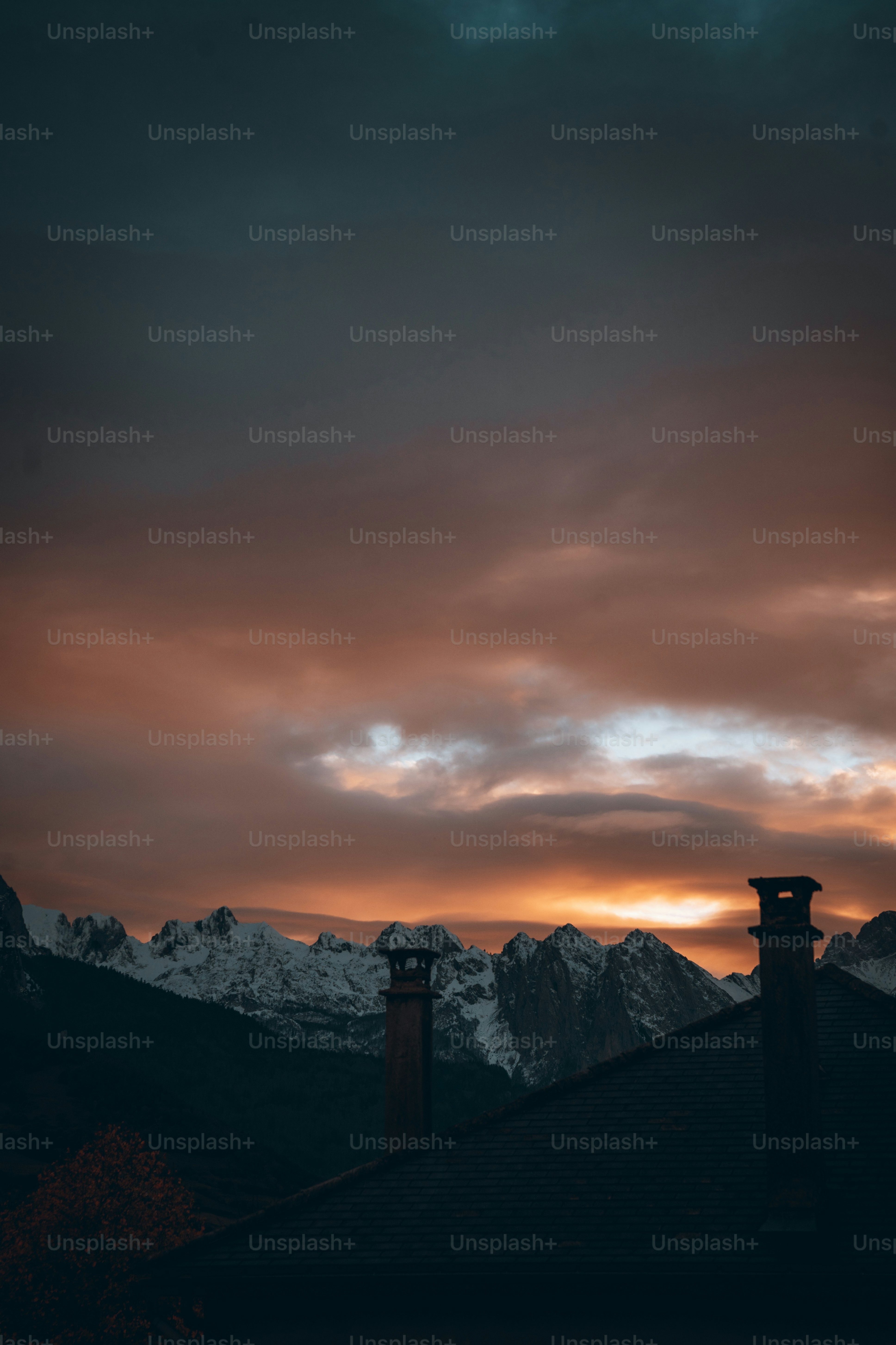 夕暮れ時の山脈の眺め