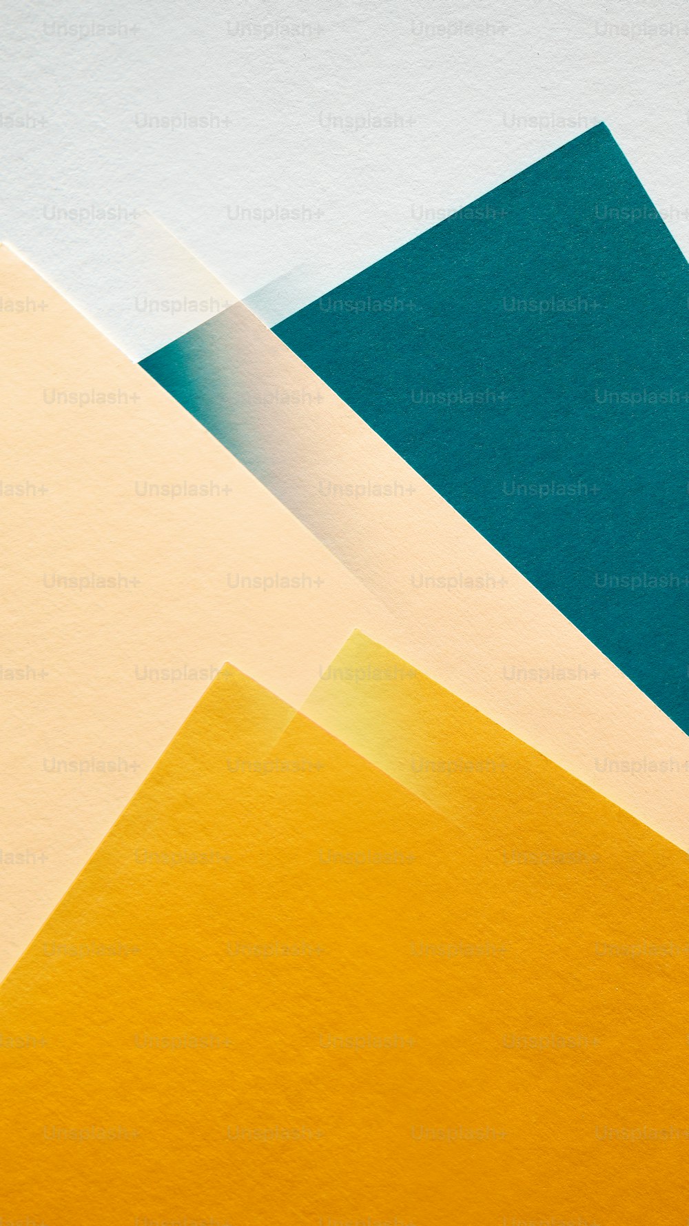 Un grupo de diferentes colores de papel uno encima del otro