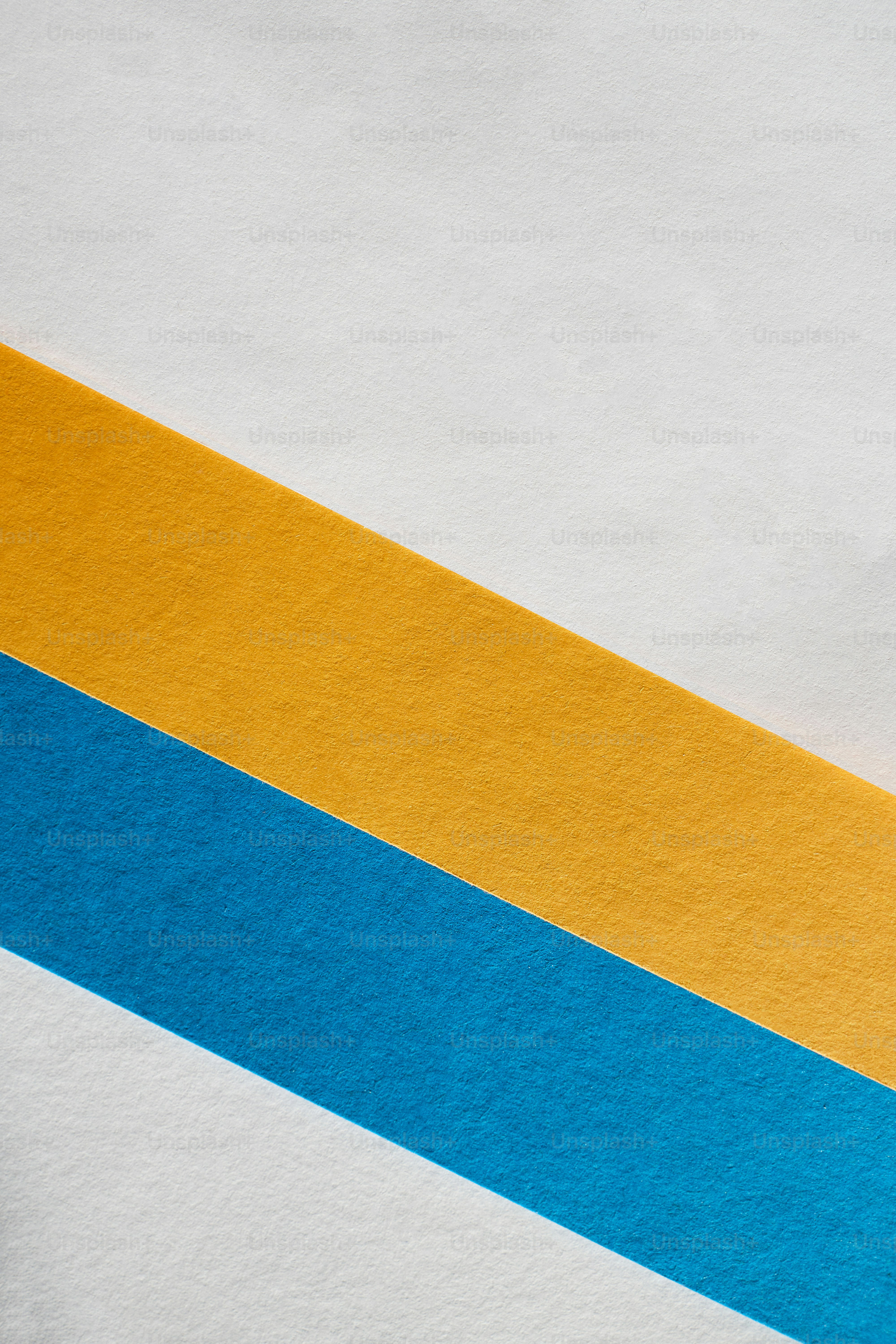 eine Schere, die auf einem Blatt Papier sitzt