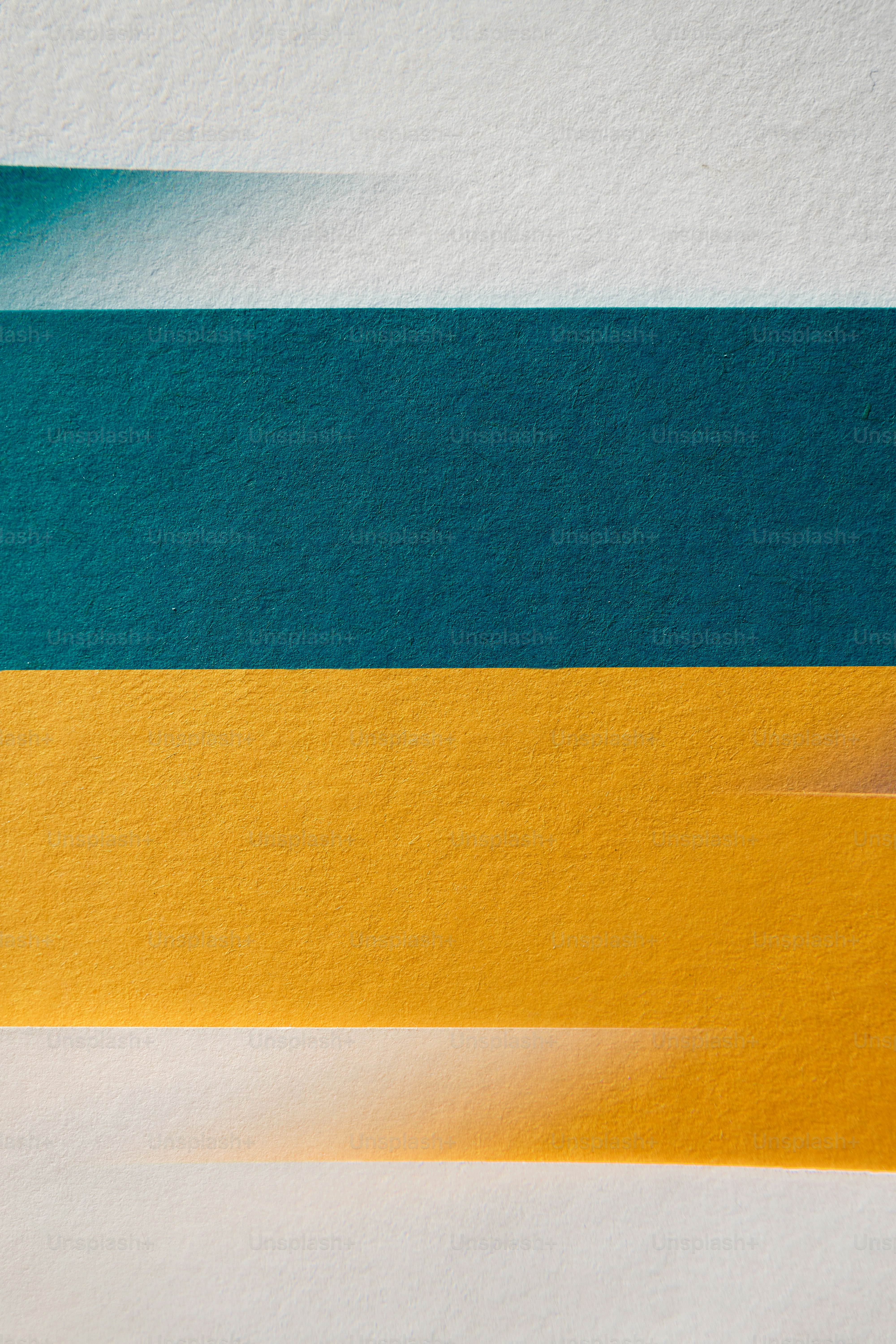 um close up de um pedaço de papel com tiras amarelas e azuis