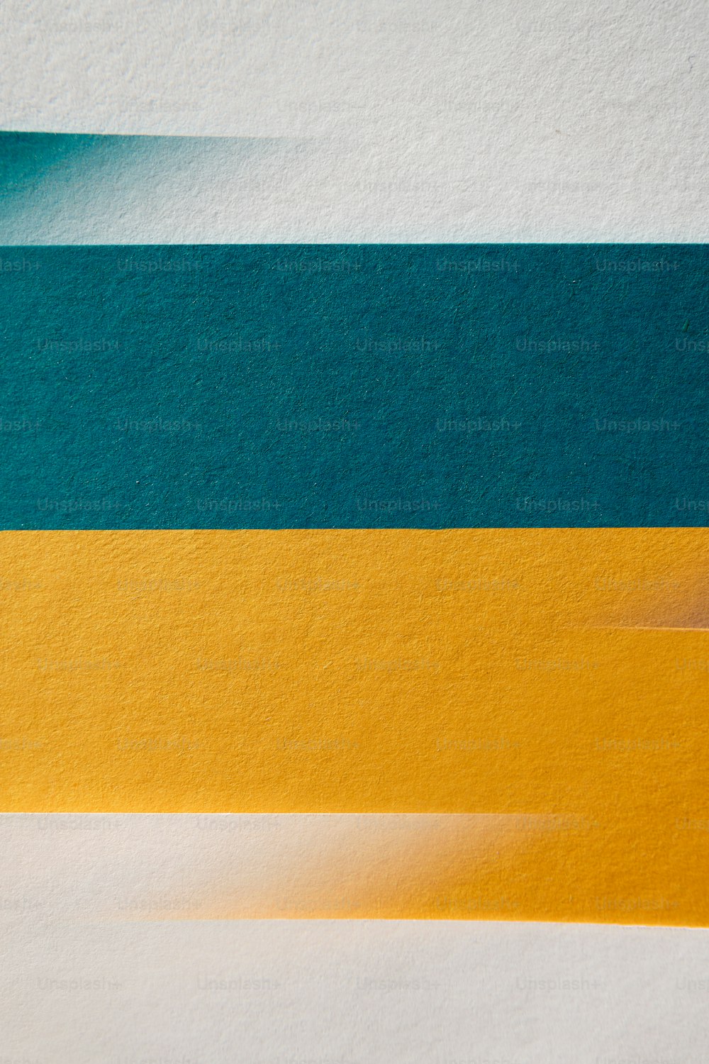노란색과 파란색 줄무늬가 있는 종이 한 장의 클로즈업