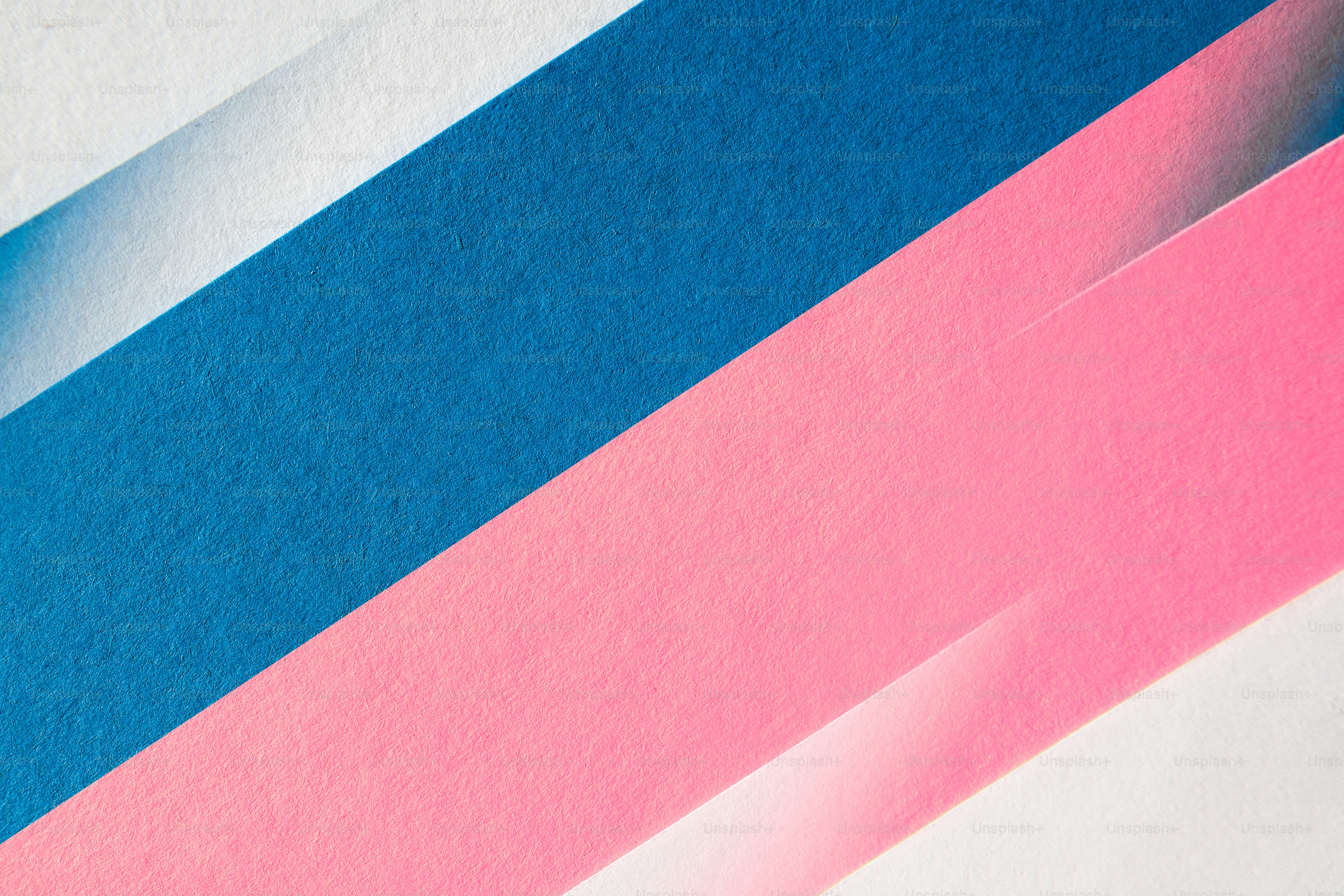 um close up de um pedaço de papel com tiras rosa e azul
