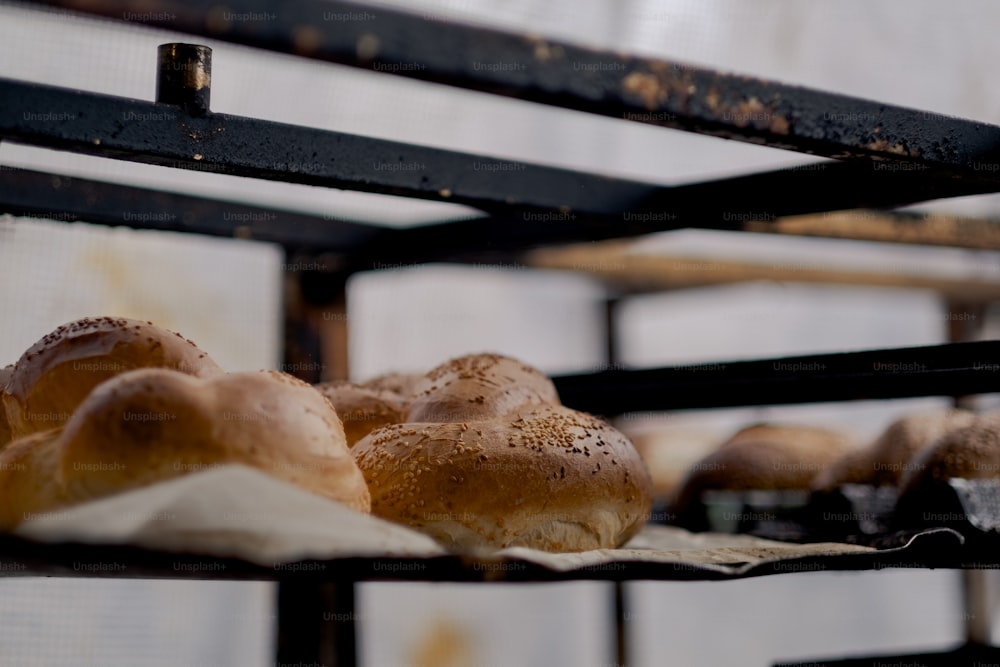 um monte de pães que estão em um rack