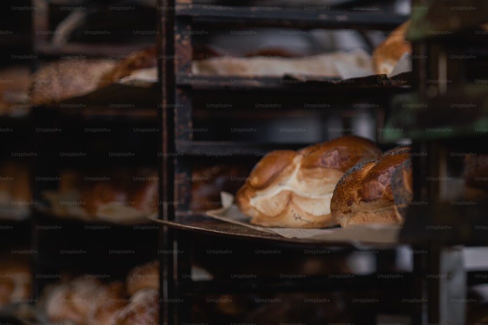 une étagère pleine de produits de boulangerie dans une boulangerie