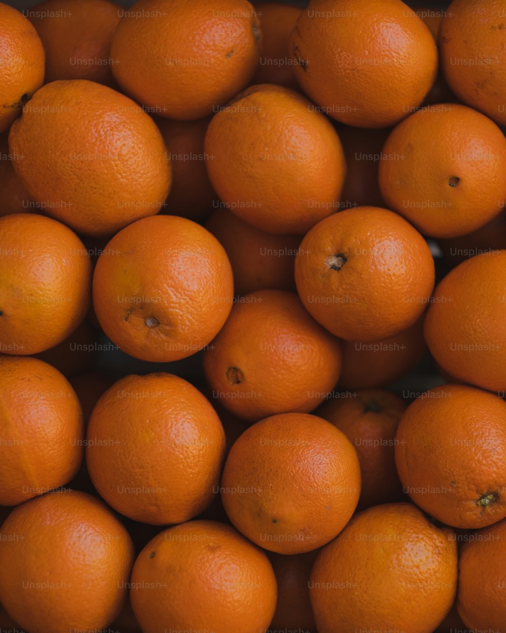 un mucchio di arance sedute una accanto all'altra