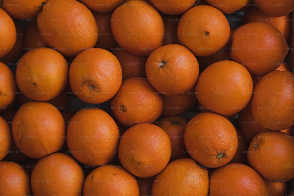 ein Haufen Orangen, die nebeneinander sitzen