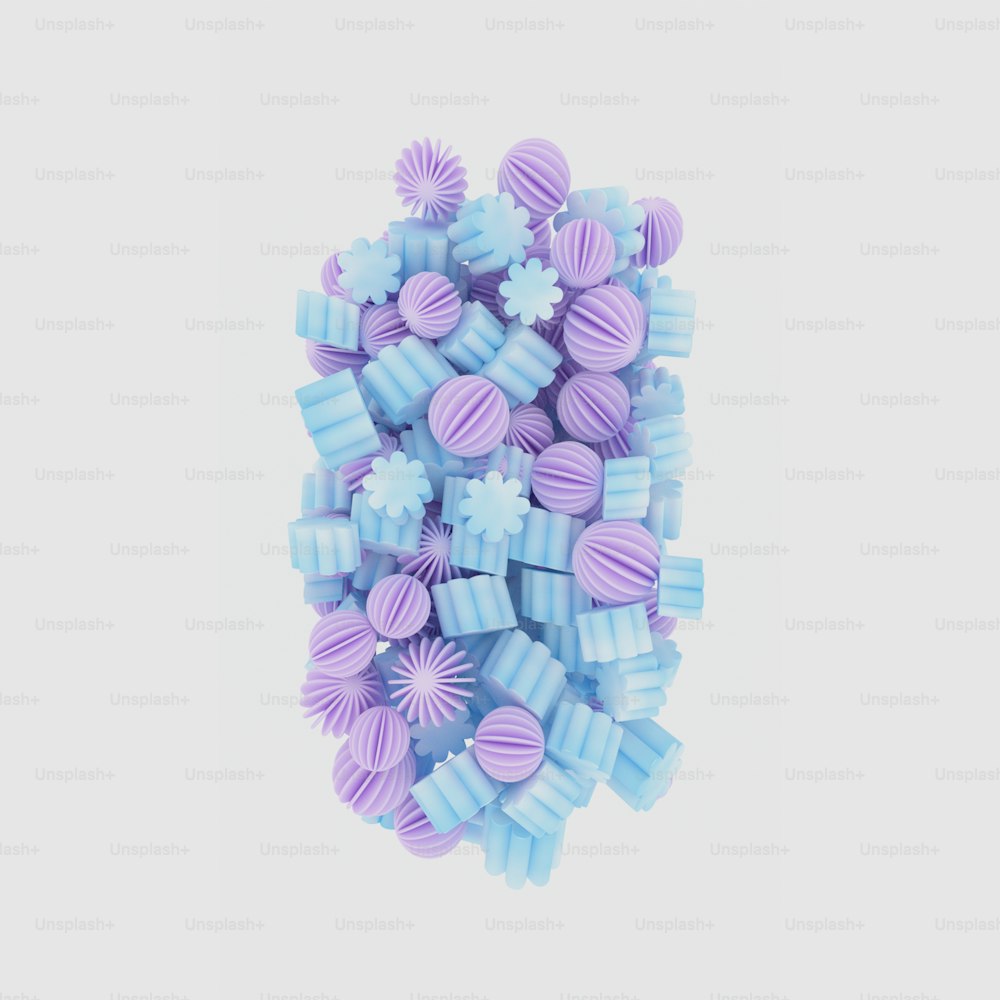Una pila de objetos de plástico azul y púrpura