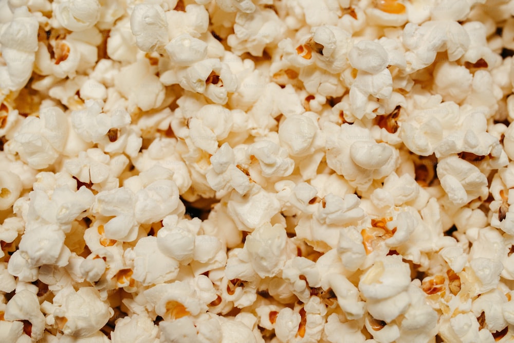 Un primo piano di una ciotola di popcorn