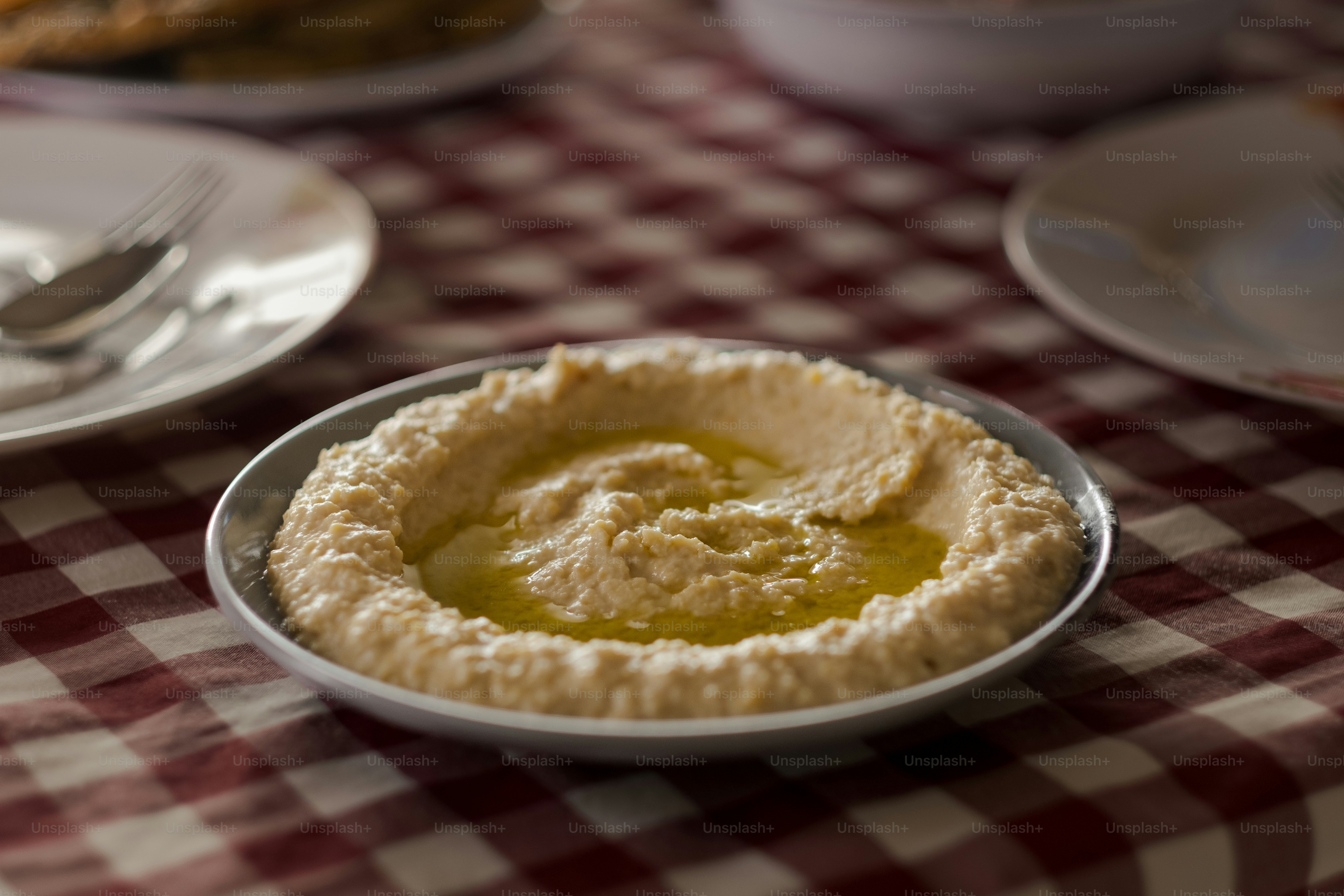 Eine Schüssel Hummus steht auf einem Tisch