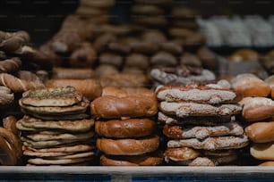 um monte de donuts empilhados uns sobre os outros