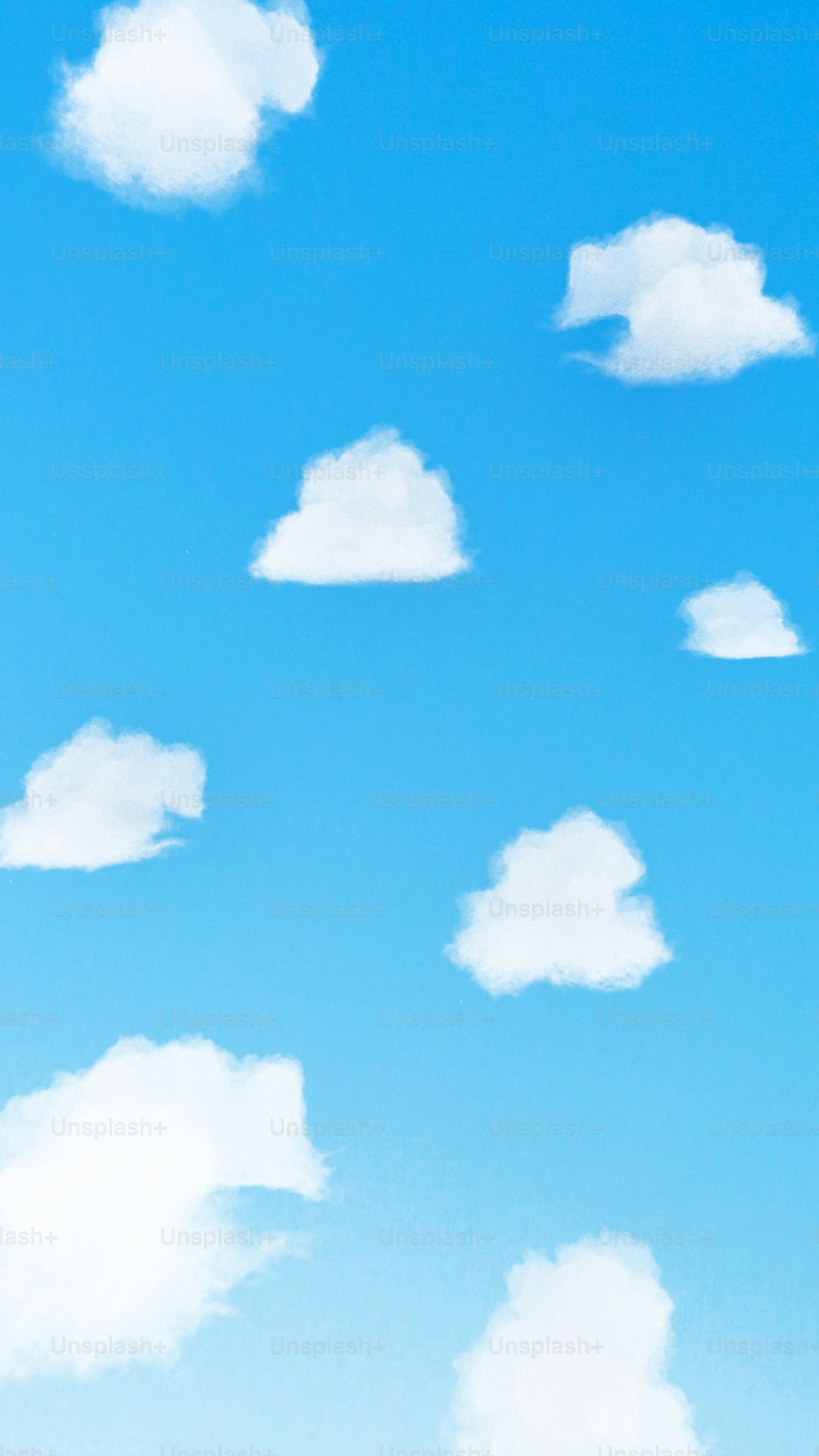 um grupo de nuvens brancas em um céu azul