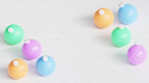 um grupo de bolas coloridas sentadas umas em cima das outras
