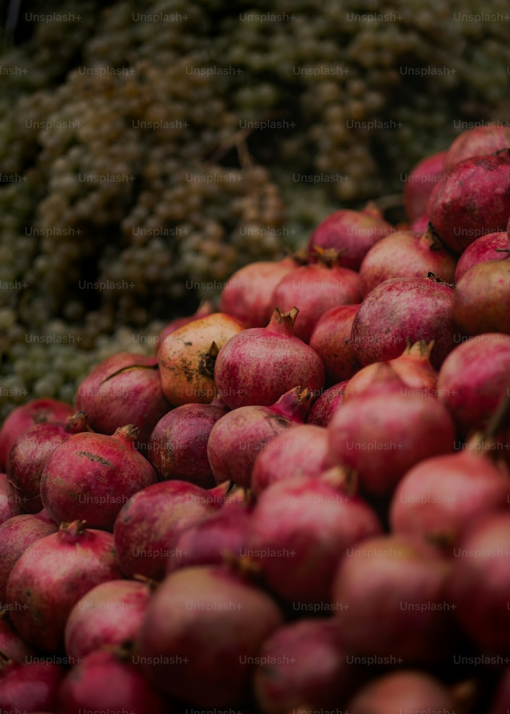 a pile of red apples sitting on top of each other