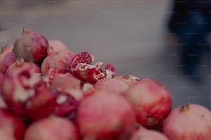 ein Haufen Granatäpfel, die übereinander sitzen