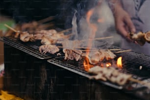 eine Person, die Essen auf einem Grill auf einem Grill kocht