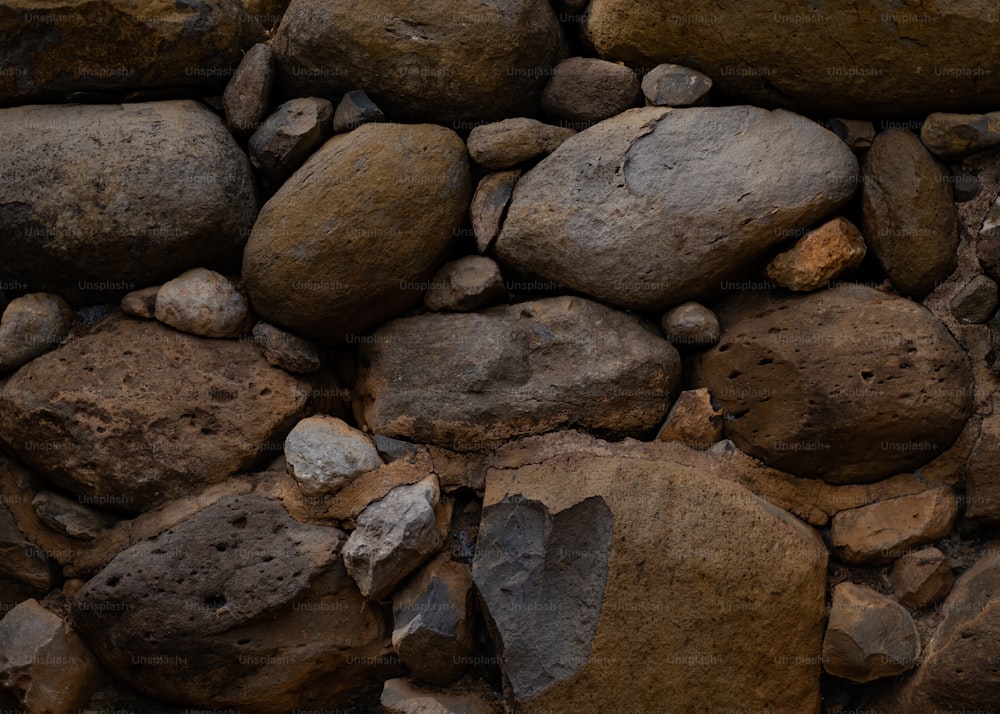 Un primo piano di un mucchio di rocce
