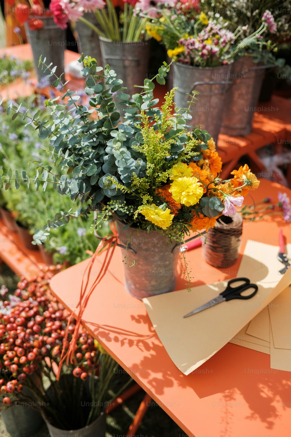 un bouquet de fleurs assis sur une table