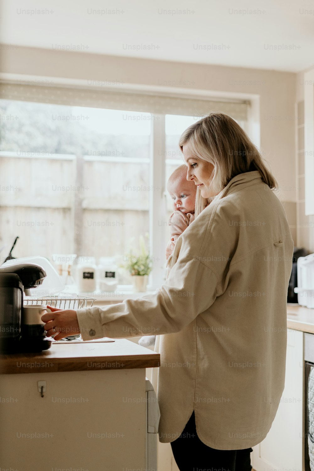 Un hombre y una mujer parados en una cocina