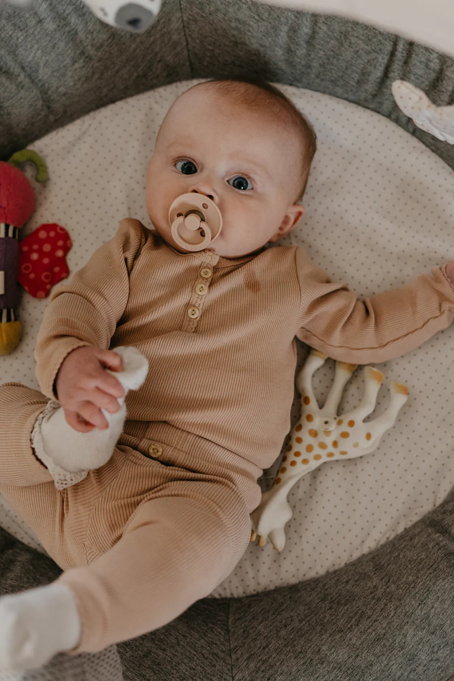 bebe jugando