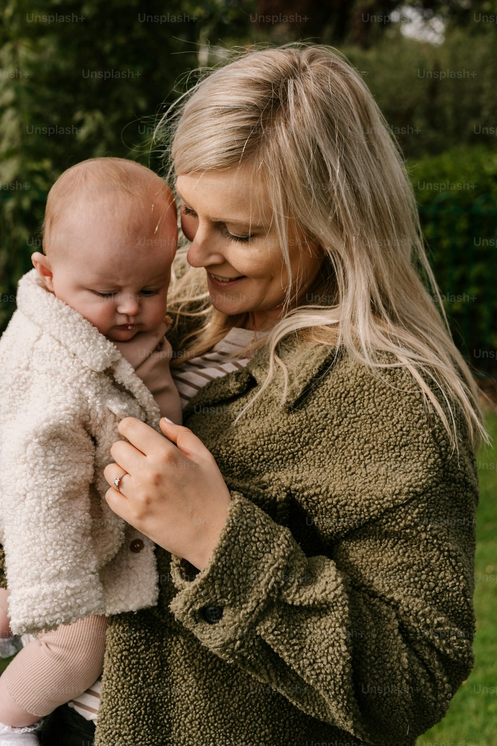 Eine Frau, die ein Baby in den Armen hält