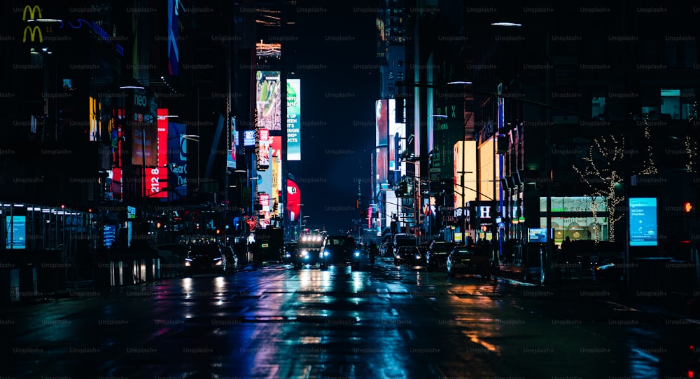 Una calle de la ciudad por la noche con muchas luces de neón