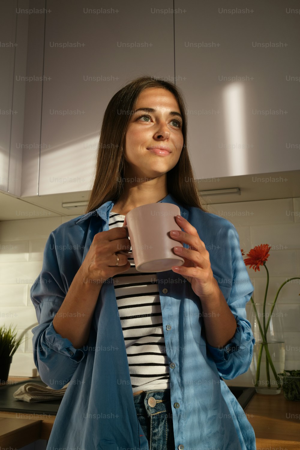Una mujer sosteniendo una taza de café en sus manos