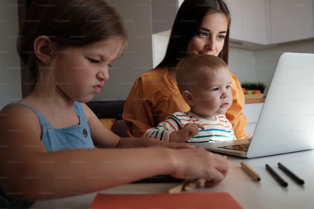 Una donna e un bambino seduti davanti a un computer portatile