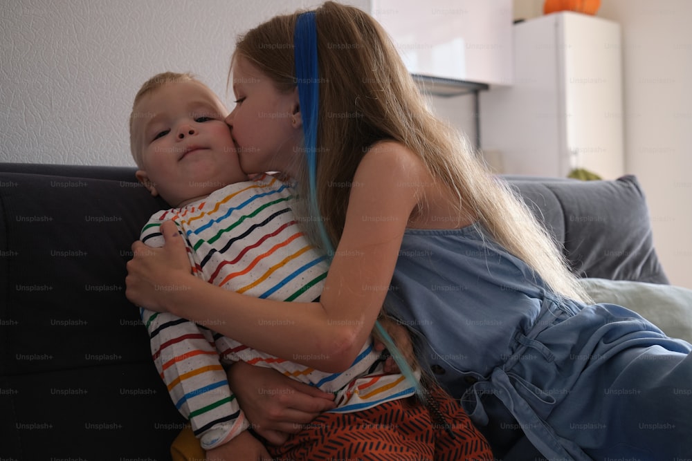 Una niña besando a un niño en la mejilla