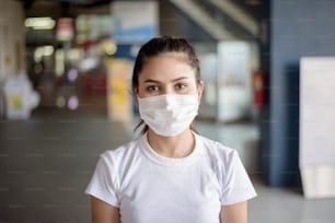 giovane donna con maschera in piedi all'aperto