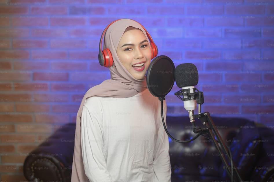 ásia senhora muçulmana usar fone de ouvido assistir webinar ouvir
