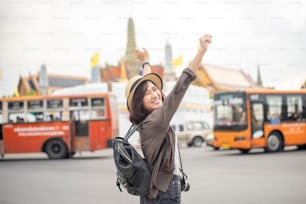 Mulher de viagem asiática jovem está desfrutando com lugar bonito em Bangkok, Tailândia