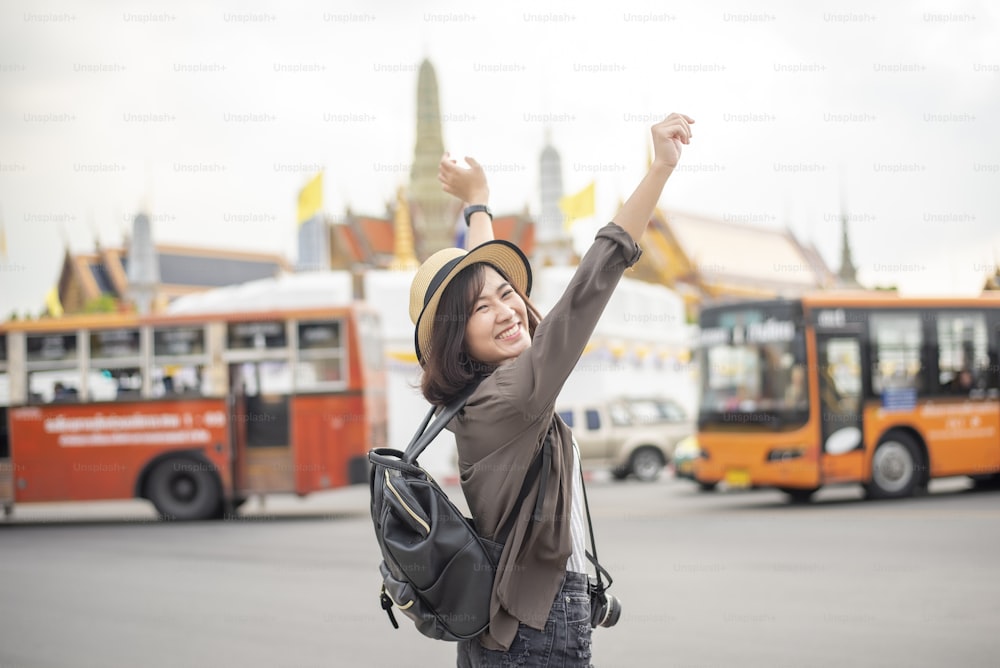 若いアジアの旅行女性は、タイのバンコクで美しい場所を楽しんでいます