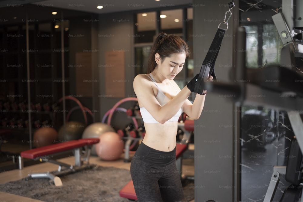 Hermosa mujer asiática está haciendo ejercicio en el gimnasio